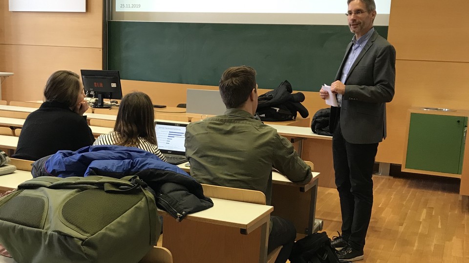 Professor und Studierende in Vorlesung