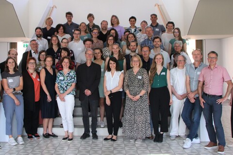 Gruppenbild aller Teilnehmenden auf der Jahrestagung