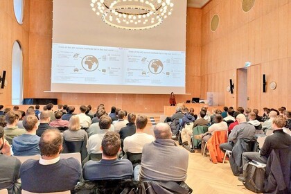 Foto des gut-besuchten Reinforcement Learning Workshops in der Aula der Universität