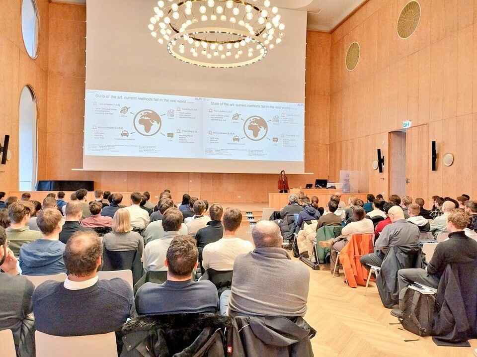 Foto des gut-besuchten Reinforcement Learning Workshops in der Aula der Universität