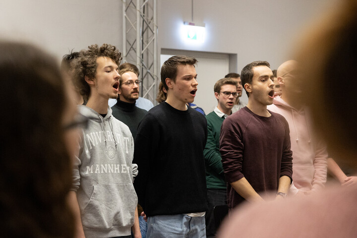 Mehrere Studierende singen. 