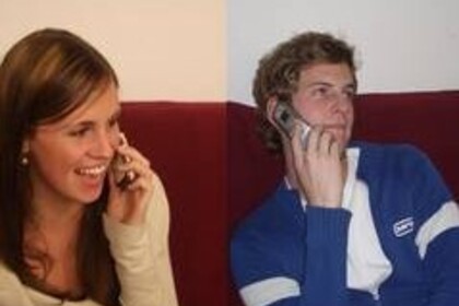 Ein zweigeteiltes Bild, das eine Frau und einen Mann zeigt, die jeweils auf einem roten Sofa sitzen und telefonieren.