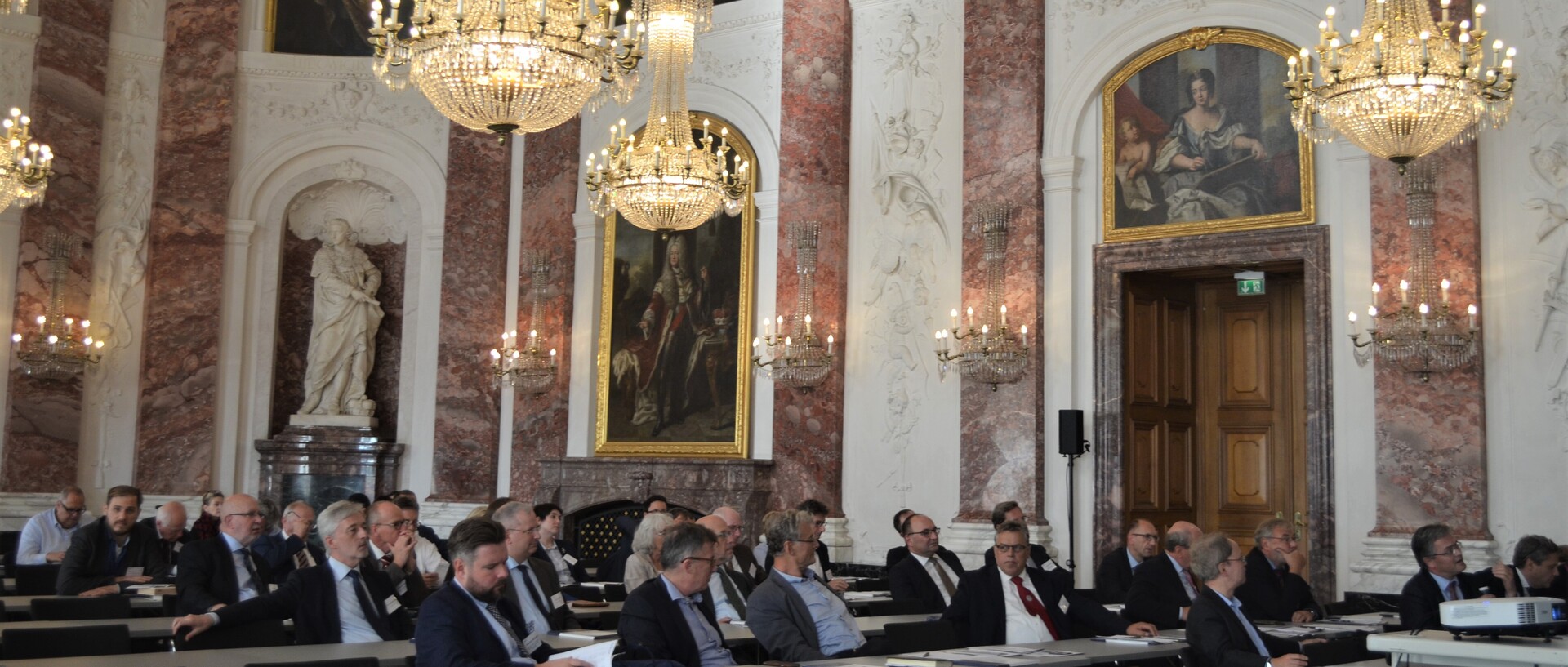 Gefüllte Aula des Schloss Mannheim