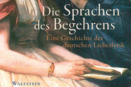 Zwei Personen sitzen nebeinander und schauen in ein Buch.
