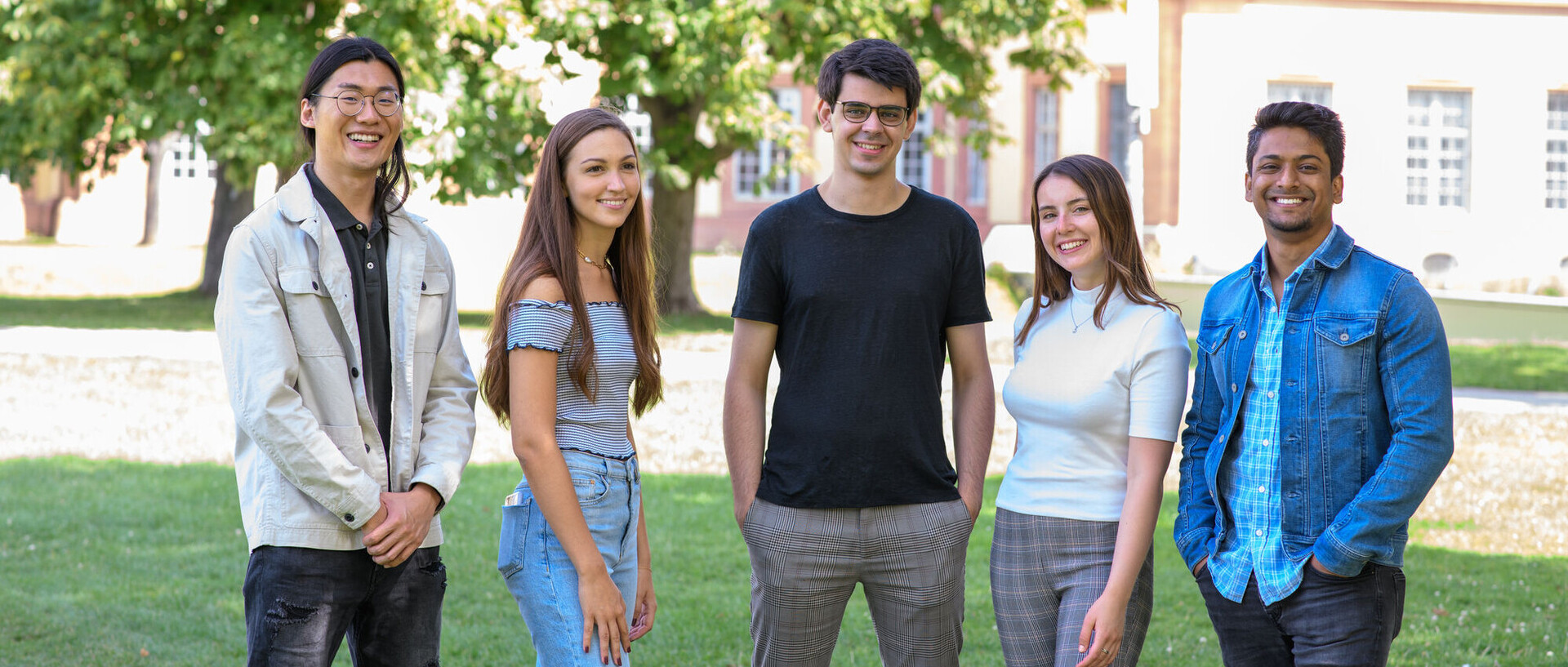 Auszubildende stehen auf dem Campus