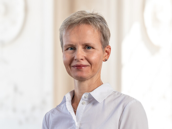 Prof. Dr. Cornelia Ruhe trägt eine weiße Bluse und hat kurze Haare.