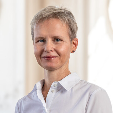 Prof. Dr. Cornelia Ruhe trägt eine weiße Bluse und hat kurze Haare.