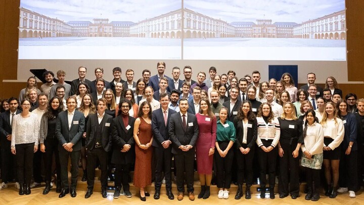 Stipendiaten in der Aula Gruppenfoto