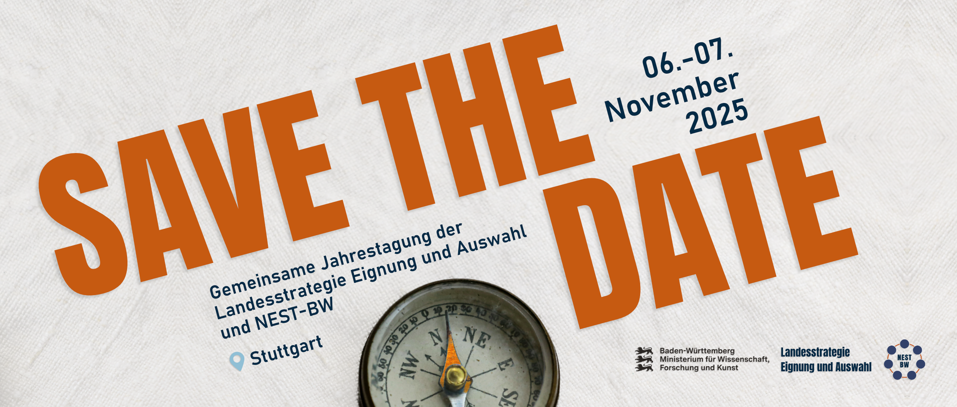 Save the Date: 06. und 07. November 2025 findet die gemeinsame Jahrestagung der Landesstrategie Eignung und Auswahl und von NEST-BW statt. Illustriert wird die Ankündigung durch einen Kompass.