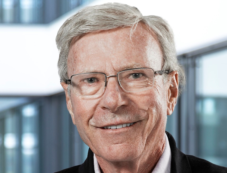 Portrait von Hans-Peter Wild. Er trägt eine Brille.