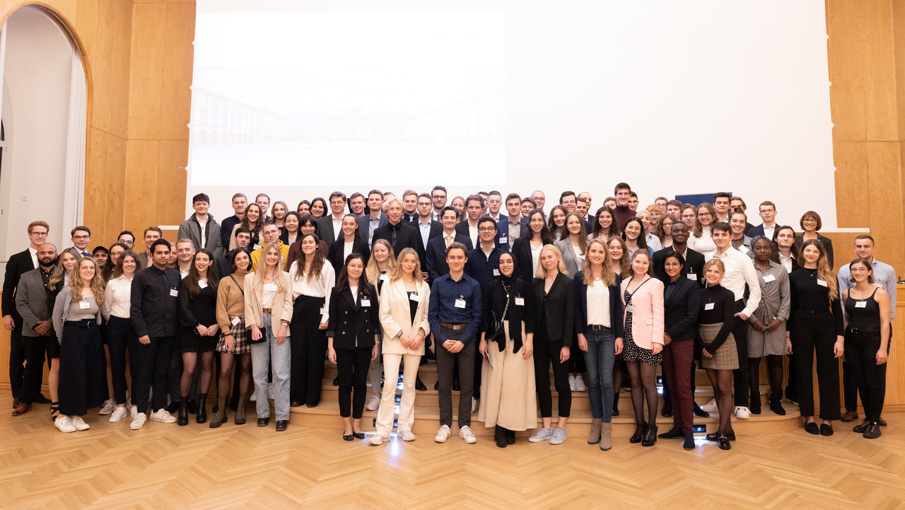 Gruppenfoto mit ca. 100 Stipendiat*innen in der Aula der Uni Mannheim