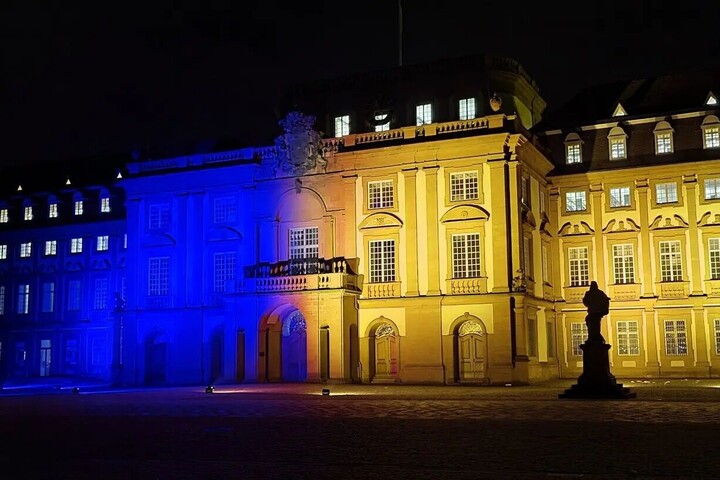Schloss bei nacht in blau-gelb