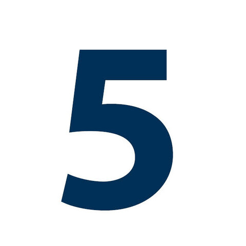Auf weißem Hintergrund ist in blau die Zahl "Fünf" zu sehen.