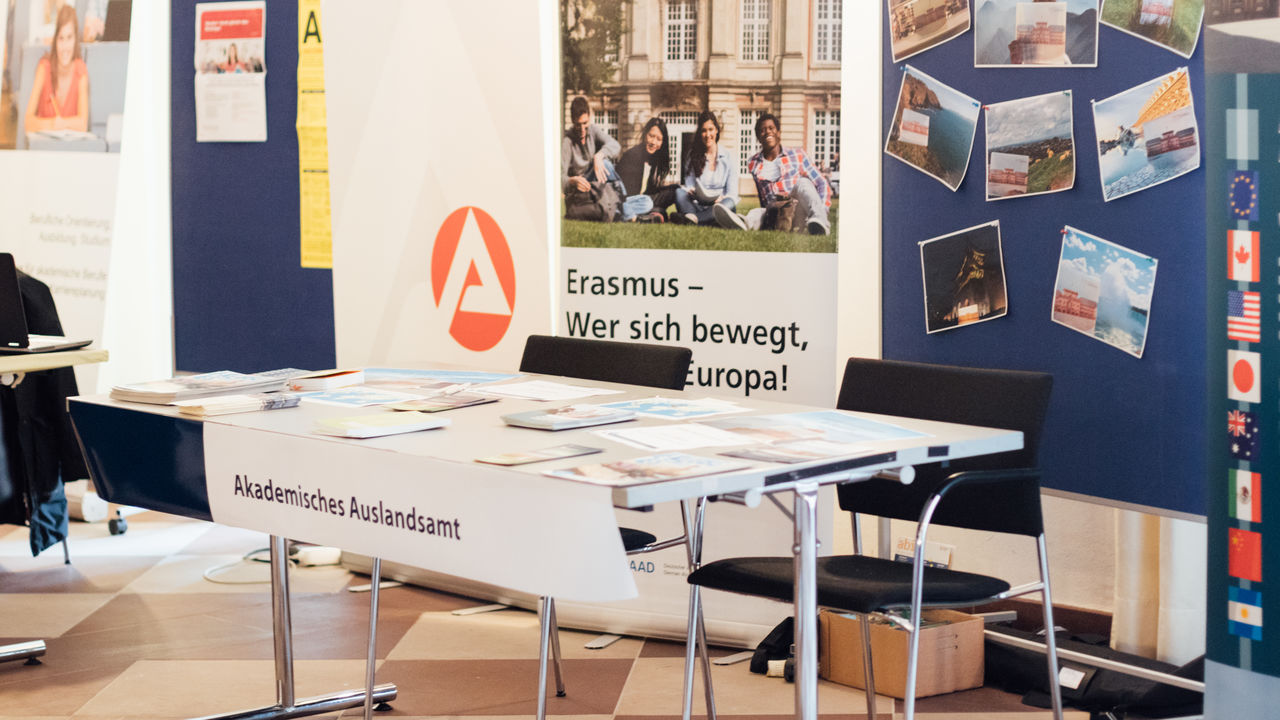 Infostand des Akademischen Auslandsamt auf dem Studieninfotag