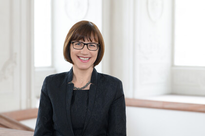 Prof. Dr. Annette Kehnel hat mittellange braune Haare und trägt eine Brille. Sie trägt einen dunklen Blazer.