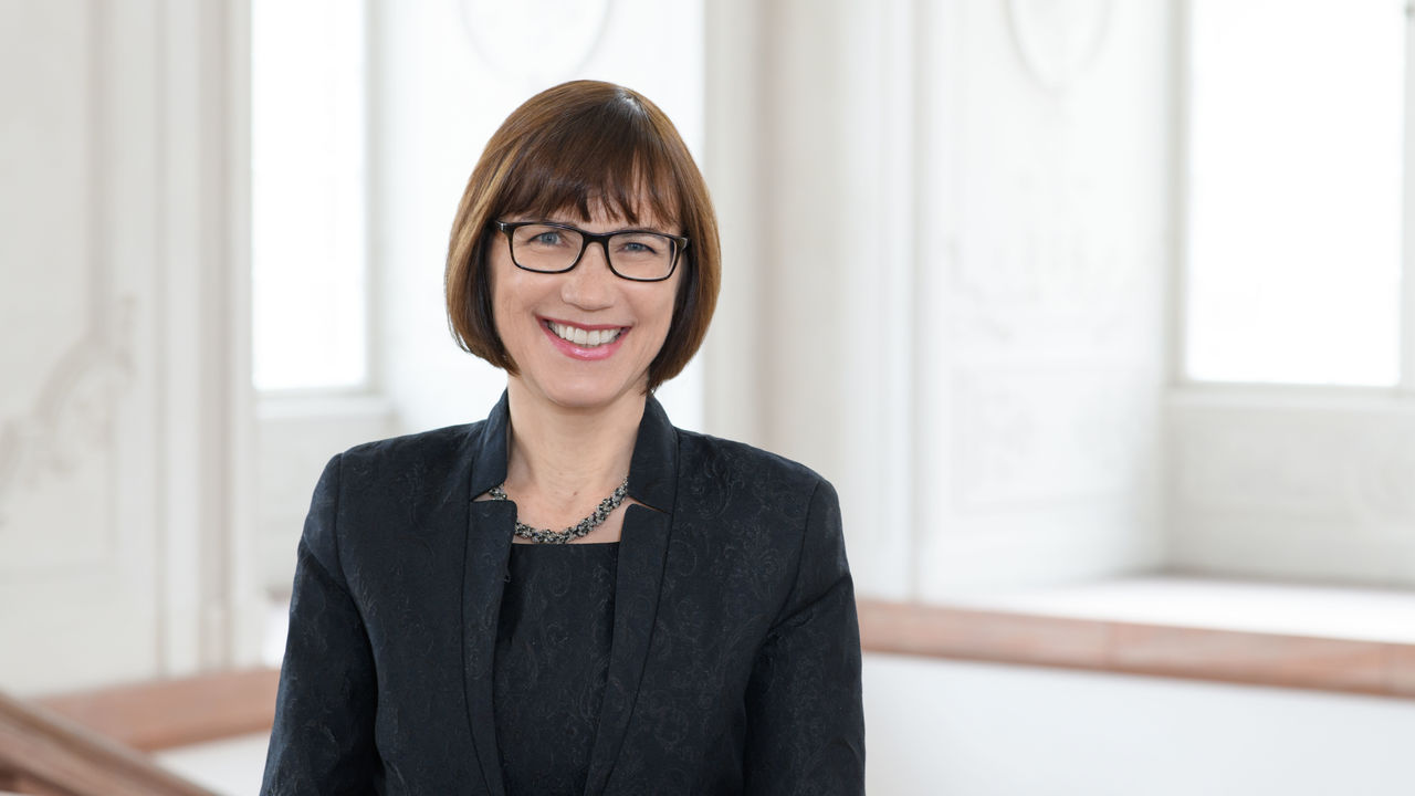 Prof. Dr. Annette Kehnel hat mittellange braune Haare und trägt eine Brille. Sie trägt einen dunklen Blazer.