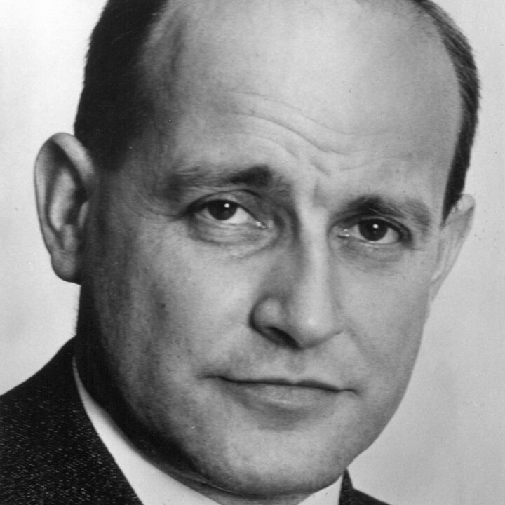 Scan eines schwarz-weiß Portraits von einem Mann in Anzug.