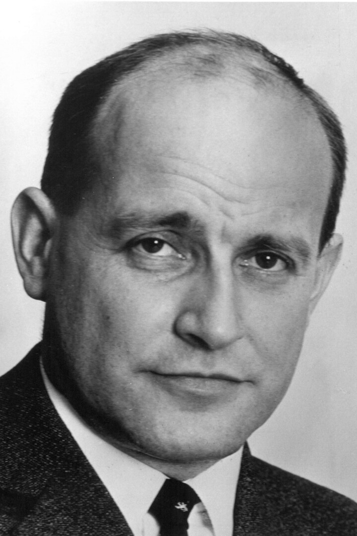 Scan eines schwarz-weiß Portraits von einem Mann in Anzug.