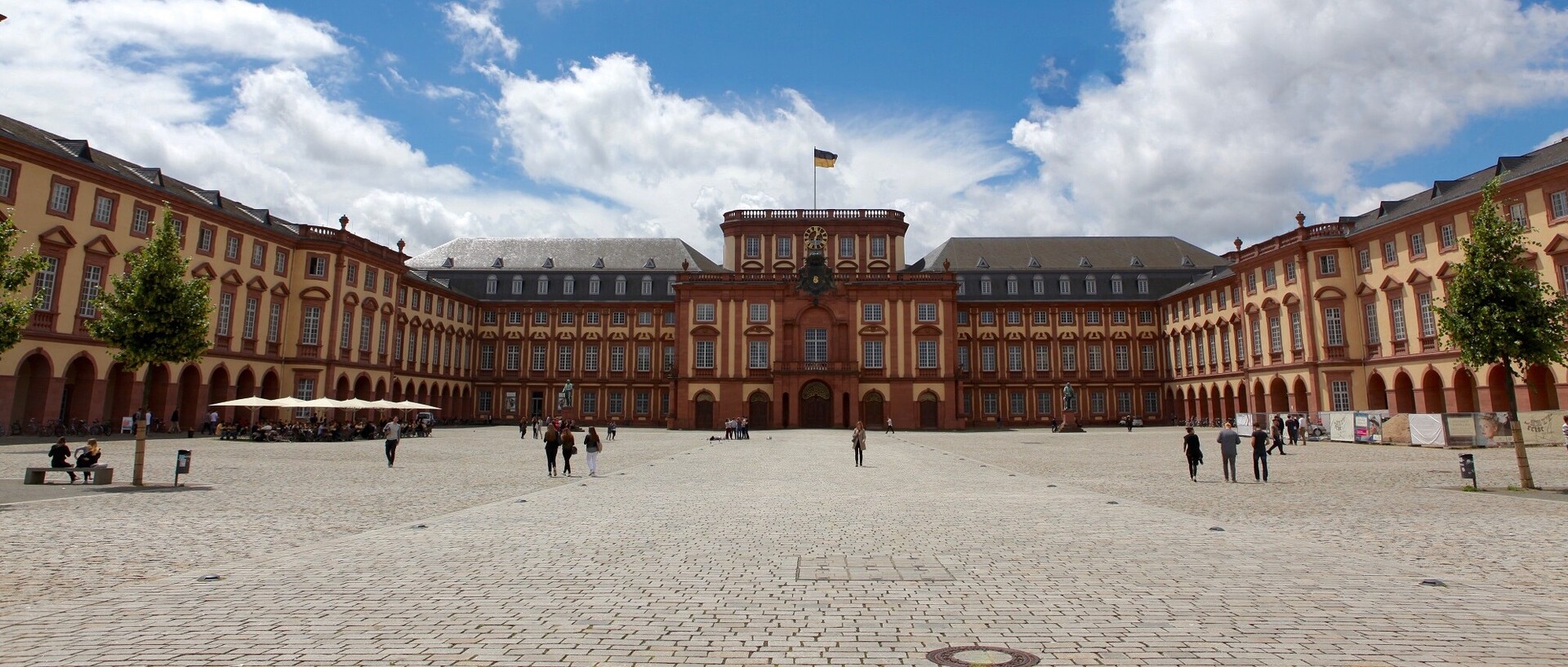 Die Universität Manheim ist einem Barockschloss. Auf dem Bild sehen Sie den Ehrenhof des Schlosses.