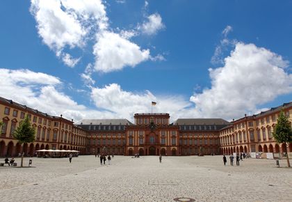 Das Mannheimer Barockschloss und der Ehrenhof mit Blick auf den Mittelbau.