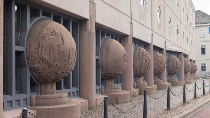 Gebäude mit Steinkugeln 