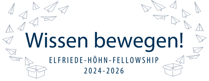 blauer Text. In der Mitte steht "Wissen bewegen!", darunter "Elfriede-Höhn-Fellowship", darunter "2024-2026". Um die Schrift fliegen von unten nach oben rechts und links vorbei Papierflieger. 