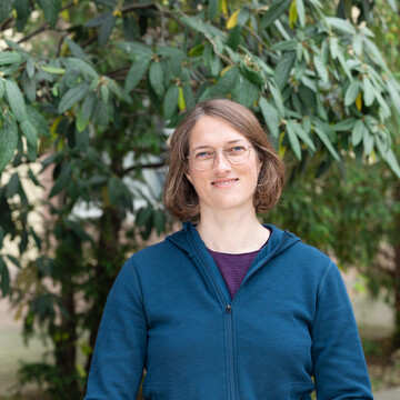  Prof. Dr. Astrid Lembke. Sie lächelt, trägt eine Brille und eine türkisfarbene Sweatjacke.