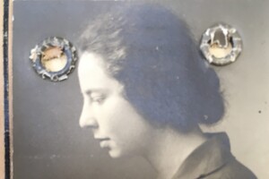 Studierendenausweis von Annemarie Ebler mit einem großen Schwarz-Weiß-Foto und einem Stempel. 