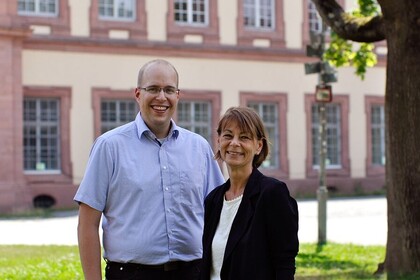 Portrait von Kerstin Bein und Alexander Pfister, im Hintergrund das Mannheimer Schloss. 