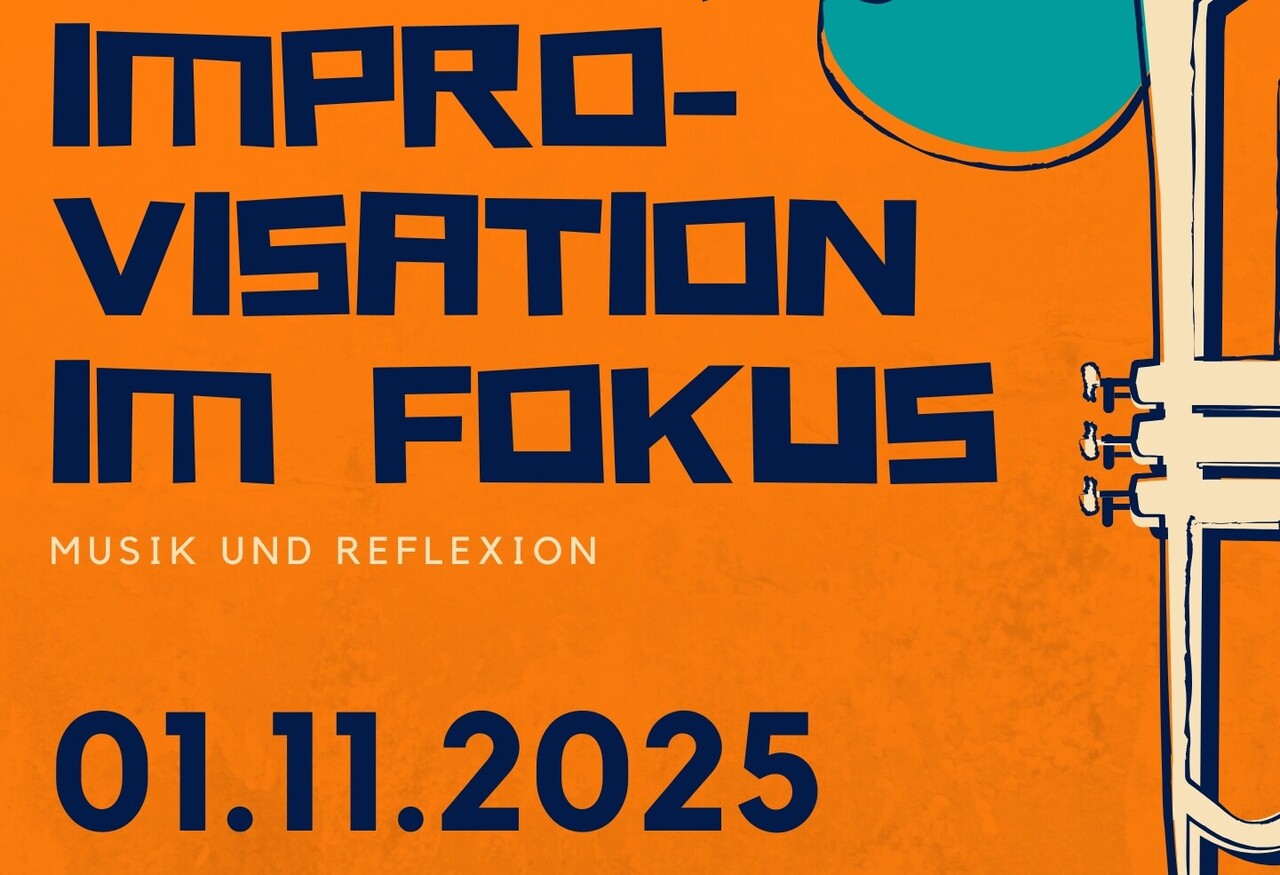 Improvisation im Fokus Orangenes Plakat mit blauer Schrift. Darauf zu sehen sind eine Trompete, ein paar Noten und Logos der Universität Mannheim, Alte Feuerwache, ZLBI, TransforMA, Wissen bewegen. Text: "Eine Veranstaltung der Universität Mannheim in Kooperation mit der Alten Feuerwache - Improvisation im Fokus, Musik und Reflexion. 01.11.2025. Symposium 12:30-17 Uhr, Konzert 20 Uhr"