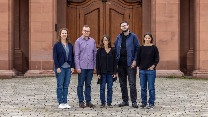 Gruppenfoto des Teams vom German Internet Panel auf dem Mannheimer Ehrenhof.