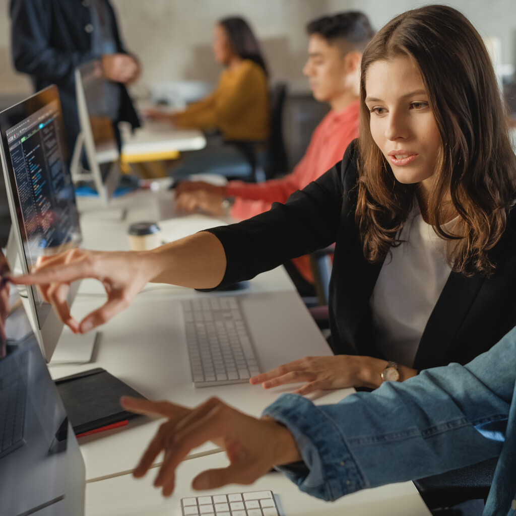 Studentin und Student vor dem Laptop