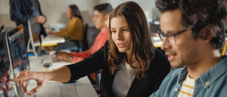 Studentin und Student vor dem Laptop