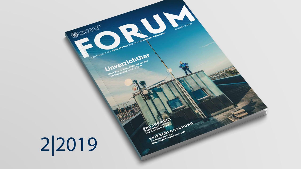 Cover des FORUM-Magazins 2 | 2019 mit dem Titel "Unverzichtbar. Über Menschen, ohne die an der Uni Mannheim nichts läuft". Eine Person steht auf einem flachen Dach neben mehreren Satellitenschüsseln.