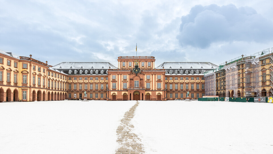 Schnee liegt auf dem Ehrenhof der Universität Mannheim.