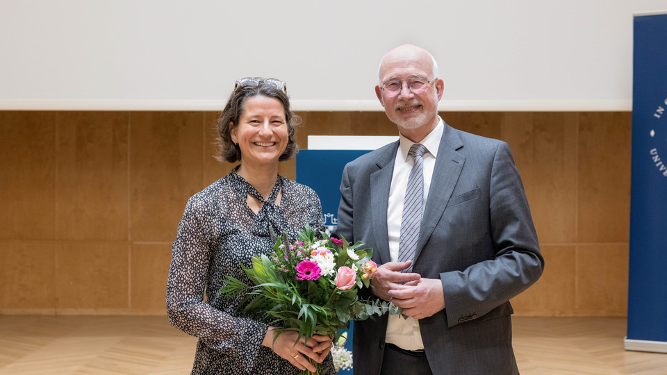 Die neue Kanzlerin Dr. Katrin Schoppa-Bauer bekommt vom Rektor der Universität Mannheim, Prof. Dr. Thomas Puhl, einen Blumenstrauß überreicht.