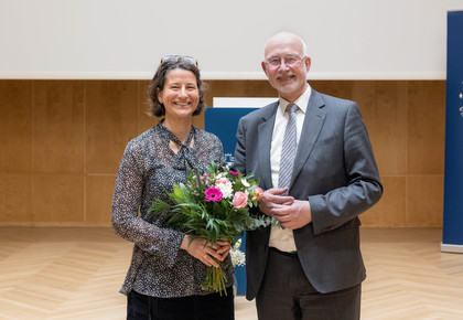 Die neue Kanzlerin Dr. Katrin Schoppa-Bauer bekommt vom Rektor der Universität Mannheim, Prof. Dr. Thomas Puhl, einen Blumenstrauß überreicht.