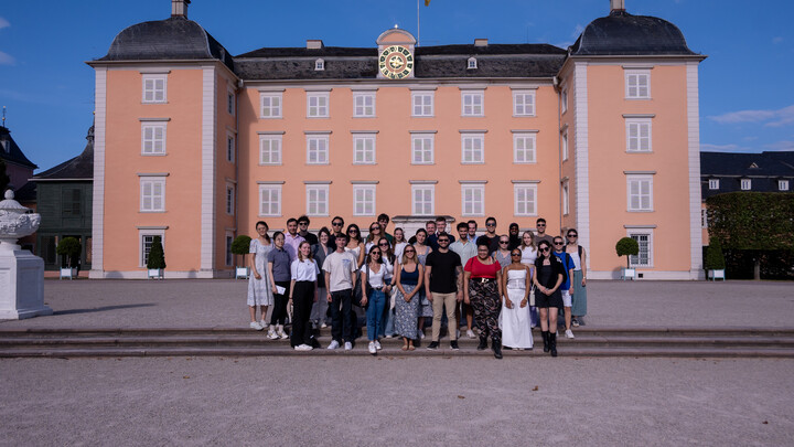 Gruppenbild vor dem Schwetzinger Schloss.