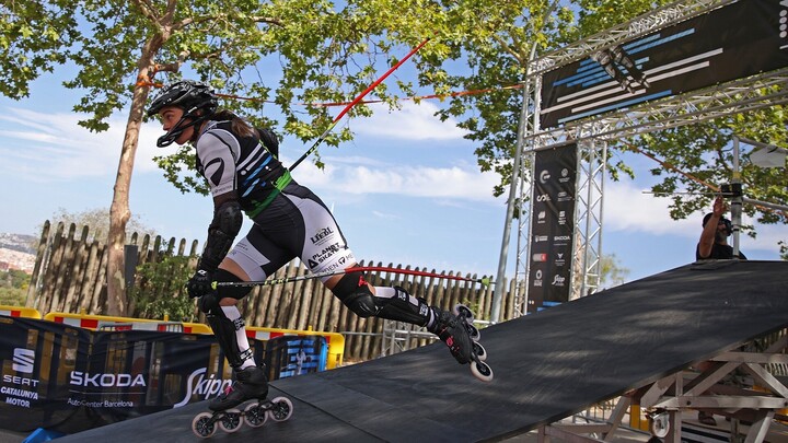 Elea Börsig trägt Sportkleidung und fährt eine Inline Alpin-Piste herunter.