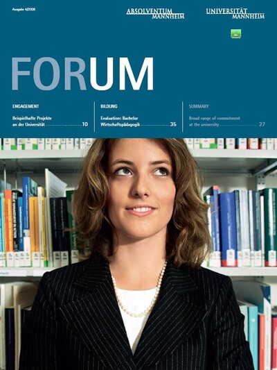 Das Cover des Magazins der Universität Mannheim. Eine Frau steht vor einem Bücherregal. Sie hat braune, wellige Haare und trägt einen schwarzen Blazer.