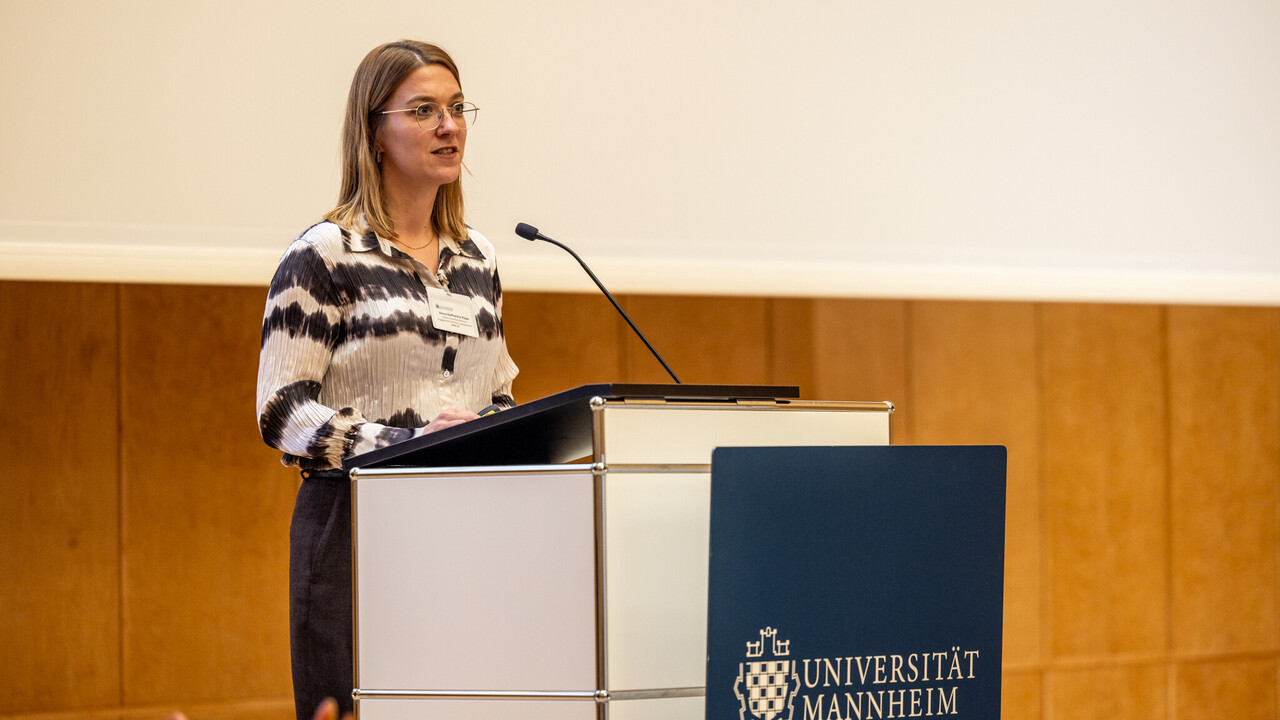 Anna Katharina Rapp steht an einem Rednerpult und spricht