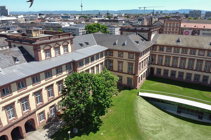 Das Mannheimer Barockschloss von oben und die Stadt mit dem Fernsehturm im Hintergrund.