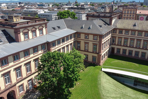 Das Mannheimer Barockschloss von oben und die Stadt mit dem Fernsehturm im Hintergrund.