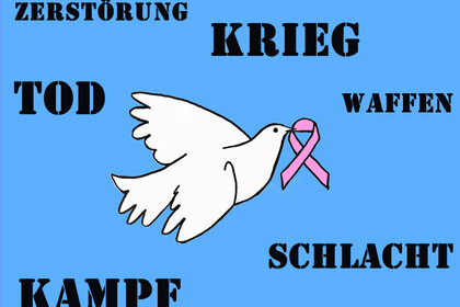 Eine weiße Taube mit einer rosa Schleife im Mund (internationales Symbol für Brustkrebs) und um sie herum Wörter wie Kampf, Tod, Krieg, Zerstörung.