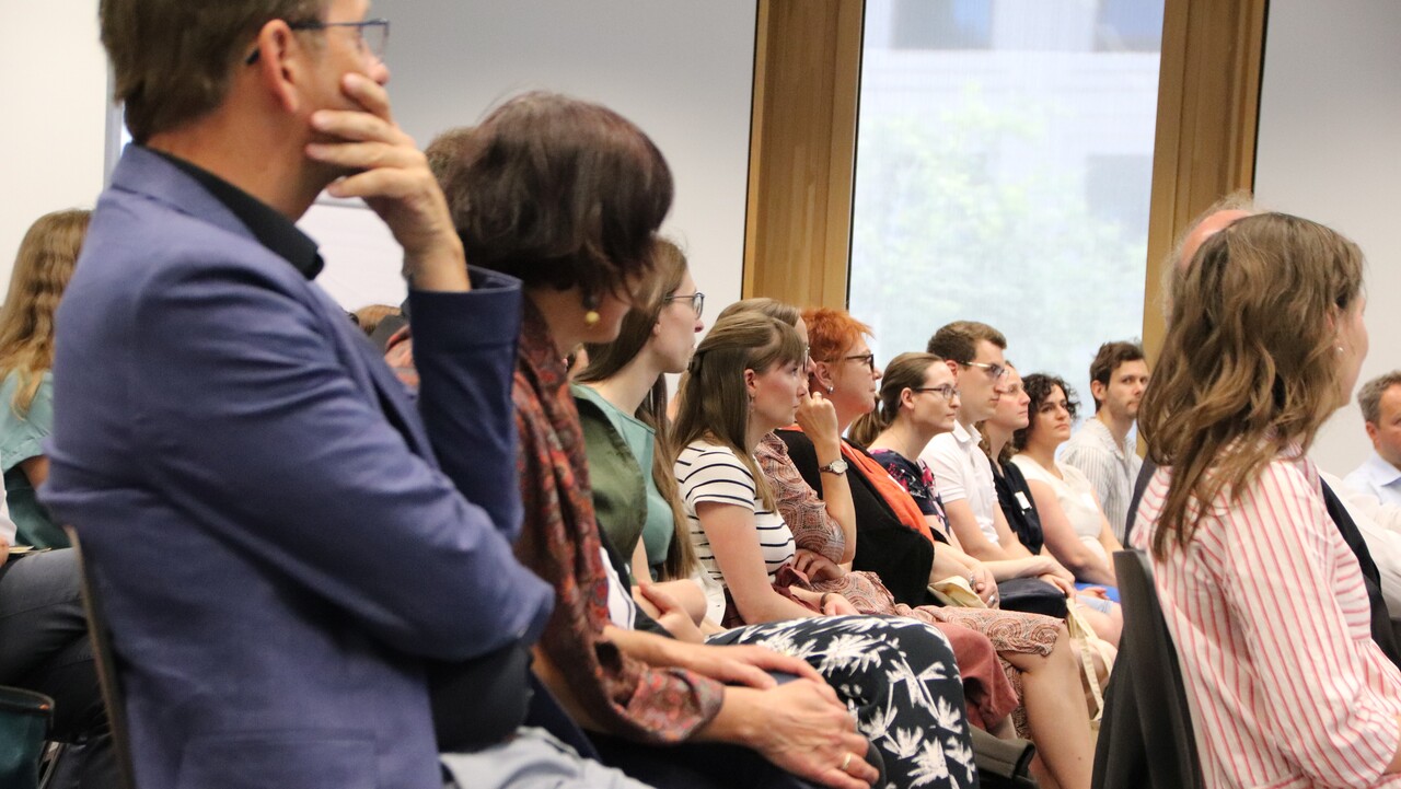 Publikum bei einem Vortrag auf der Jahrestagung.