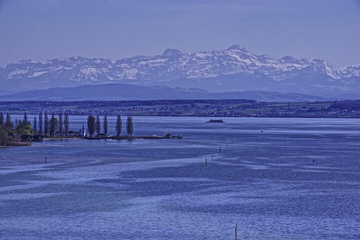 Bodensee mit Bergen im Hintergrund