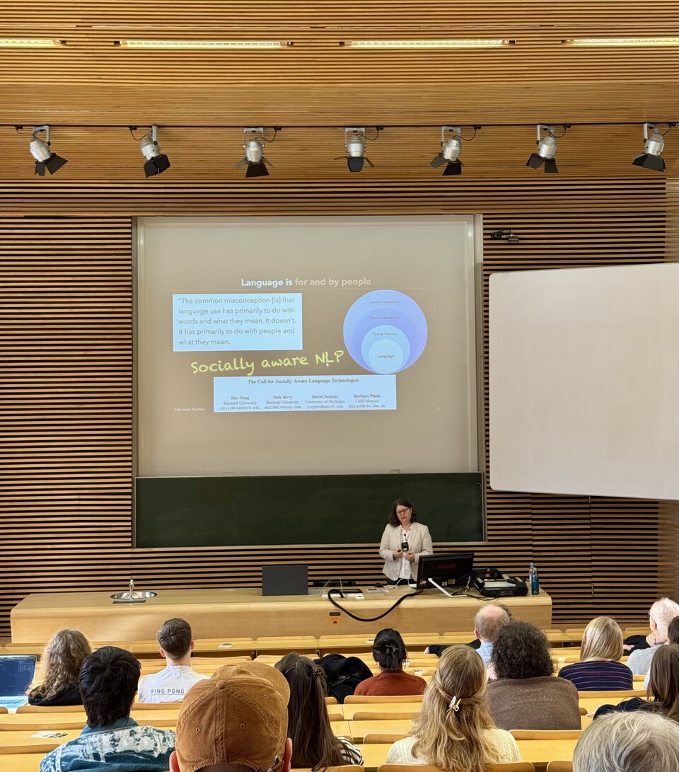 Bild der Distinguished Lecture im Hörsaal, frontal von hinten