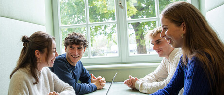 Gruppe von Studierenden sitzt im Learning Center an einem Tisch.