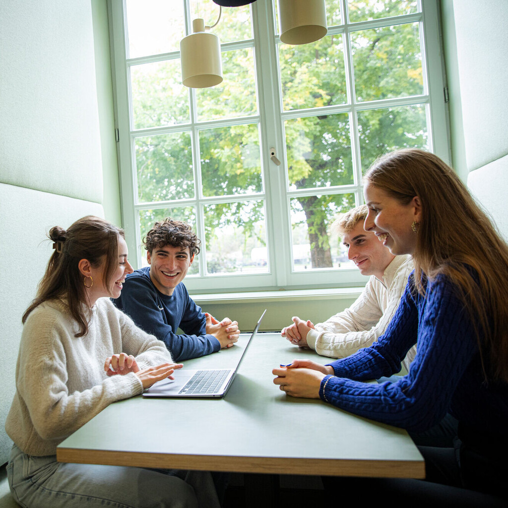 Gruppe von Studierenden sitzt im Learning Center an einem Tisch.