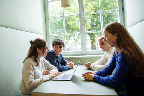 Gruppe von Studierenden sitzt im Learning Center an einem Tisch.